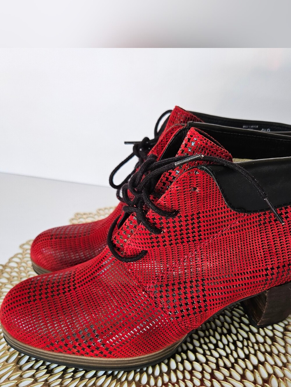 Wolky Red Textured Lace Up Ankle Boots Size 40 US 9 Heavy Mesh Houndstooth Heel - Picture 2 of 15